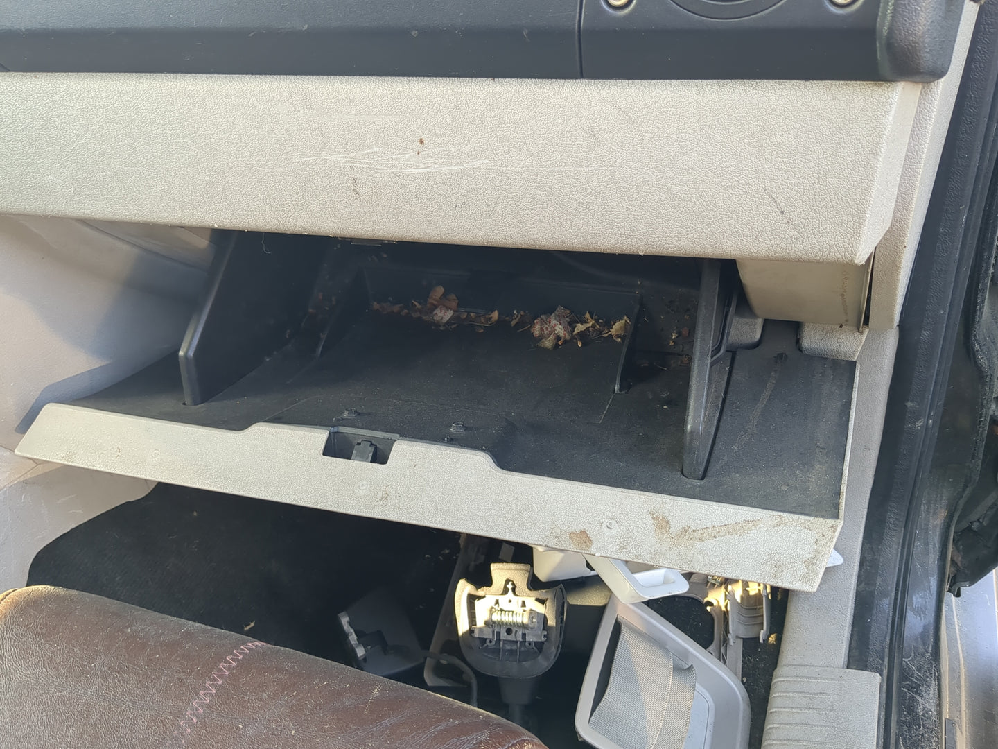 2006 Jeep Commander Passenger Glove Box Door Storage Compartment - Oemusedautoparts1.com