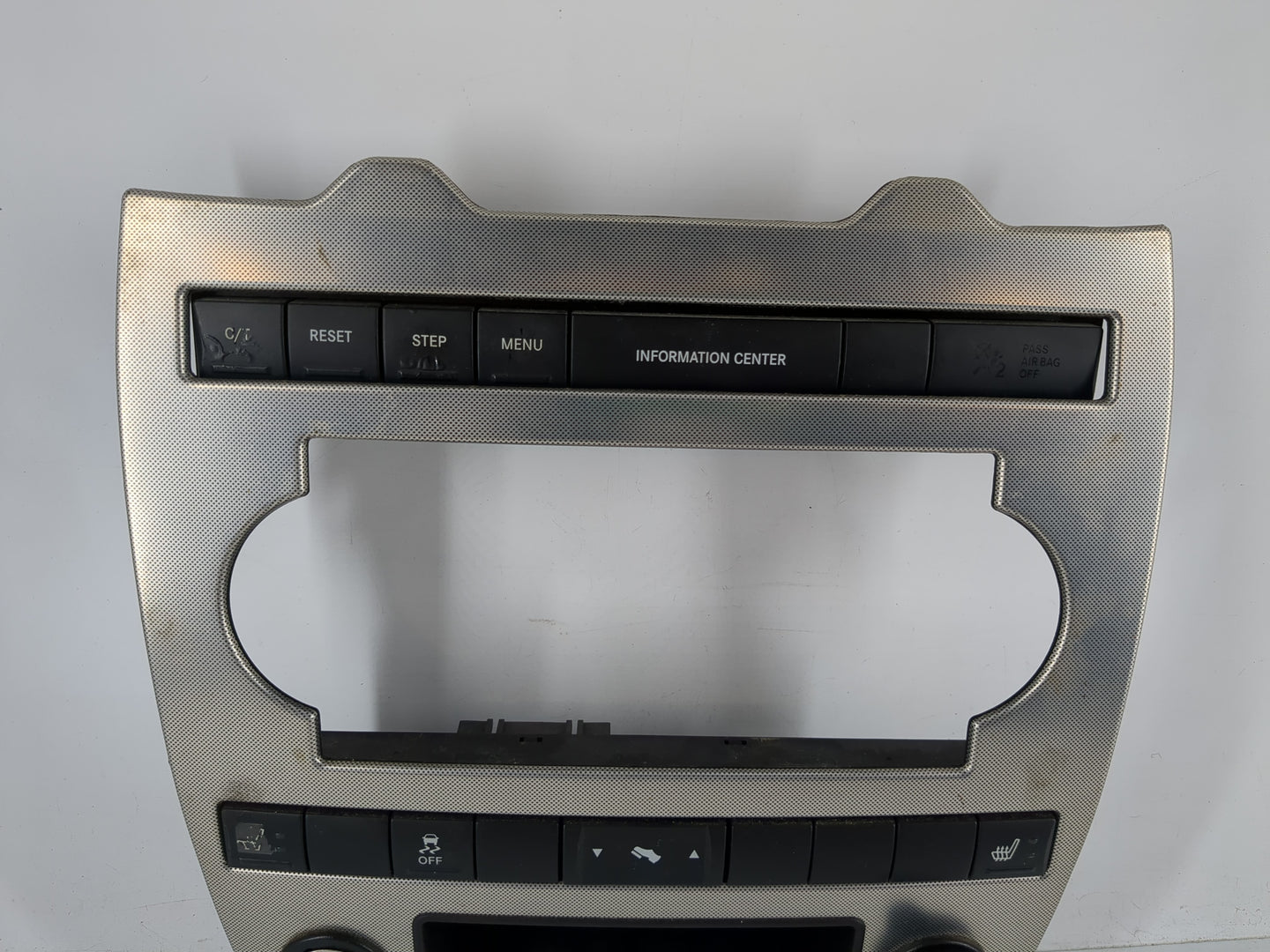 2005-2007 Jeep Grand Cherokee Radio AM FM Cd Player Receiver Replacement P/N:746-75655-53 Fits OEM Used Auto Parts - Oemused