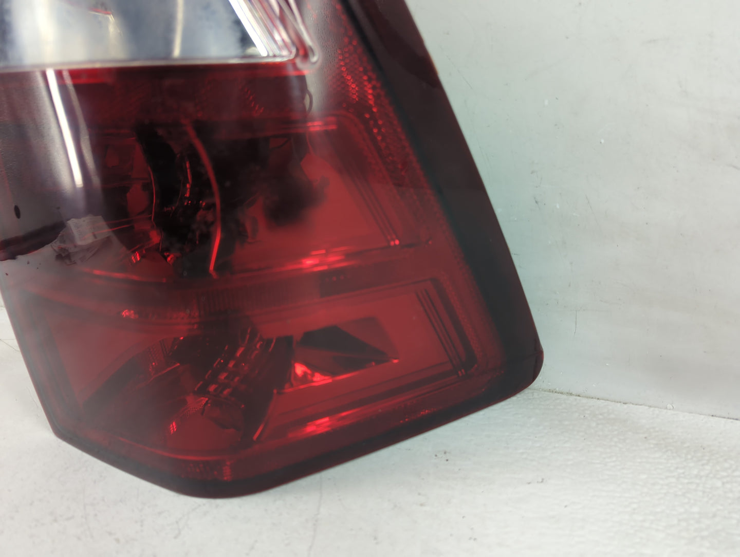 2005-2006 Jeep Grand Cherokee Tail Light Assembly Driver Left OEM Fits Fits 2005 2006 OEM Used Auto Parts - Oemusedautoparts