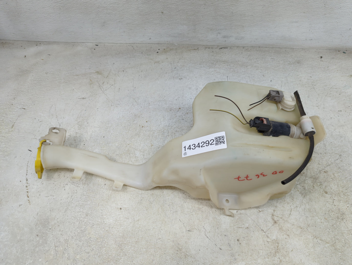 2006 Jeep Grand Cherokee Windshield Washer Fluid Reservoir Bottle Oem - Oemusedautoparts1.com