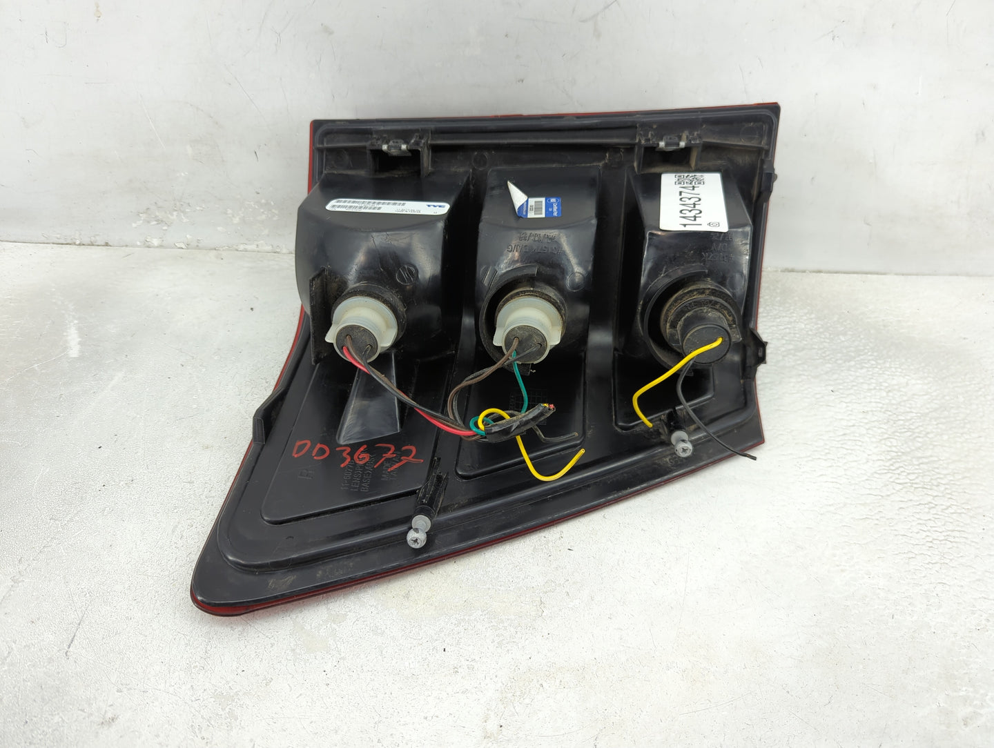 2005-2006 Jeep Grand Cherokee Tail Light Assembly Passenger Right OEM Fits Fits 2005 2006 OEM Used Auto Parts - Oemusedautop