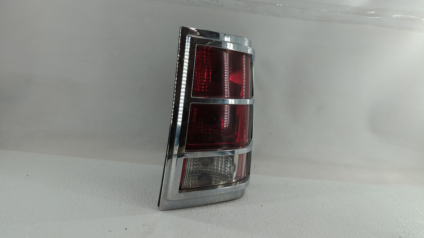 2005-2006 Jeep Grand Cherokee Tail Light Assembly Passenger Right OEM P/N:55156614AE 55156614AB, 55156614AF Fits Fits 2005 2