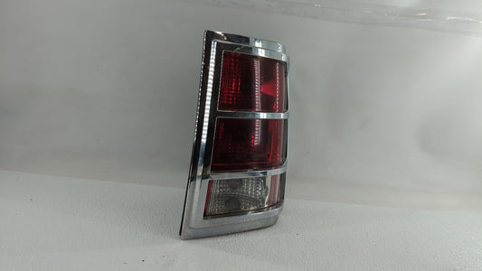 2005-2006 Jeep Grand Cherokee Tail Light Assembly Passenger Right OEM P/N:55156614AE 55156614AB, 55156614AF Fits Fits 2005 2
