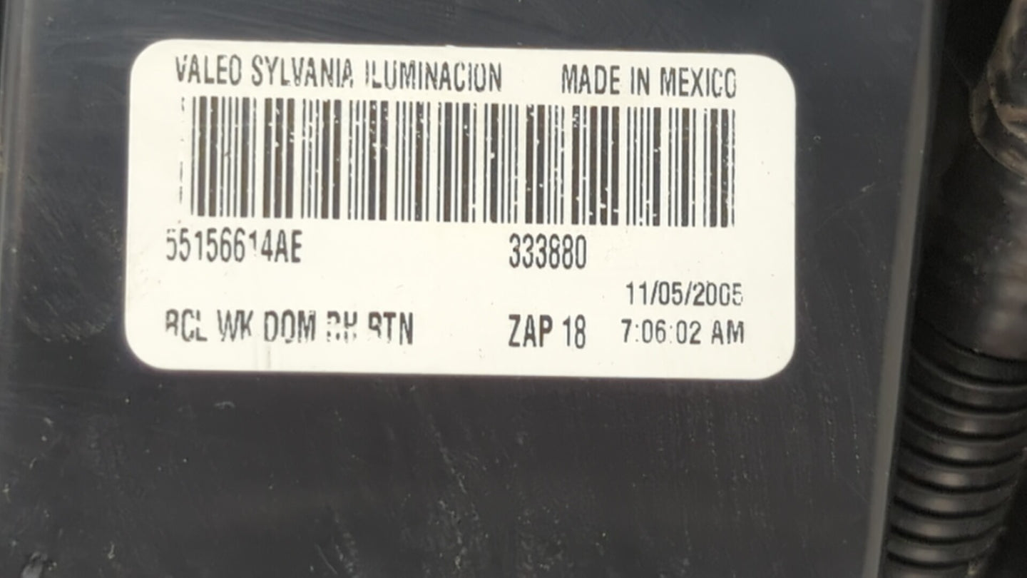 2005-2006 Jeep Grand Cherokee Tail Light Assembly Passenger Right OEM P/N:55156614AE 55156614AB, 55156614AF Fits Fits 2005 2