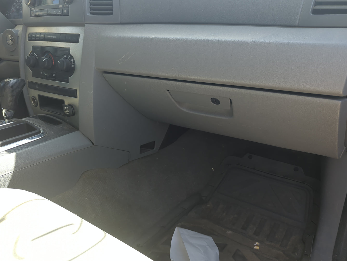 2006 Jeep Grand Cherokee Passenger Glove Box Door Storage Compartment 5025652 - Oemusedautoparts1.com