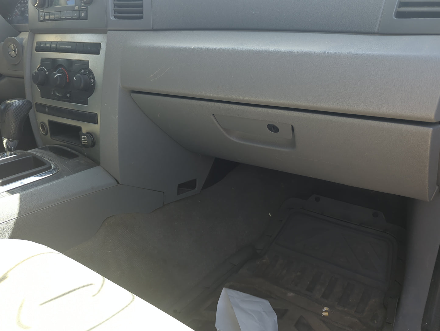 2006 Jeep Grand Cherokee Passenger Glove Box Door Storage Compartment 5025652 - Oemusedautoparts1.com