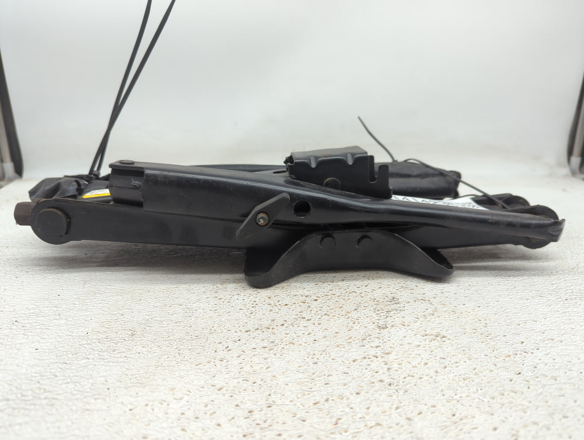 2006 Jeep Liberty Spare Scissor Car Jack - Oemusedautoparts1.com