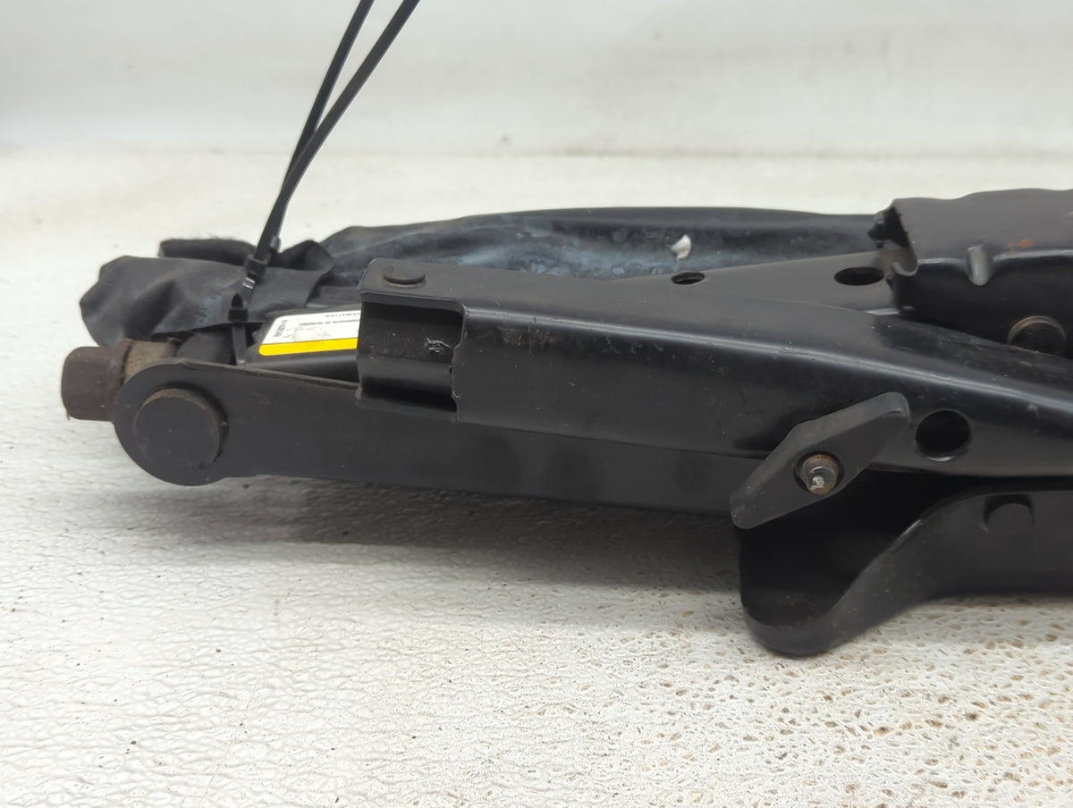 2006 Jeep Liberty Spare Scissor Car Jack - Oemusedautoparts1.com