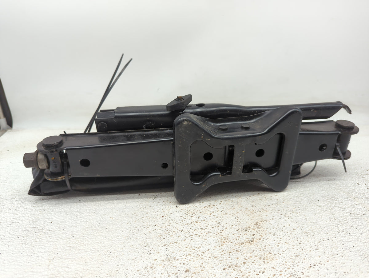2006 Jeep Liberty Spare Scissor Car Jack - Oemusedautoparts1.com