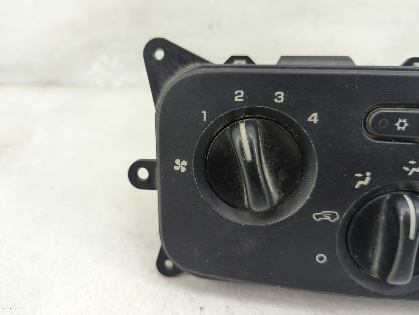 2004-2007 Jeep Liberty Climate Control Module Temperature AC/Heater Replacement P/N:P55037533AG IB1C300205 Fits OEM Used Aut