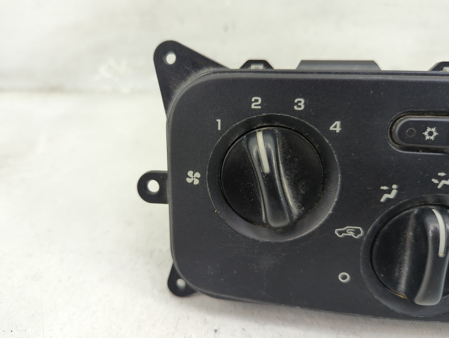 2004-2007 Jeep Liberty Climate Control Module Temperature AC/Heater Replacement P/N:P55037533AG IB1C300205 Fits OEM Used Aut