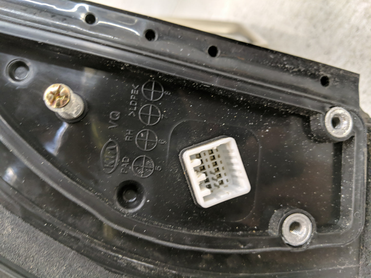 2006 Kia Sedona Driver Side View Mirror - Left Door Mirror OEM Used - Oemusedautoparts1.com