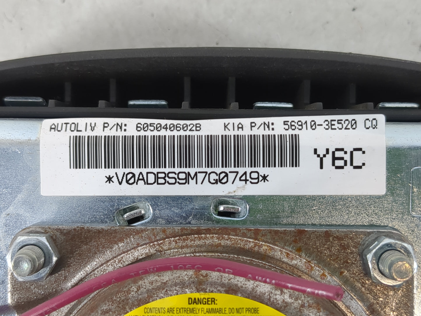 2005-2006 Kia Sorento Air Bag Driver Left Steering Wheel Mounted P/N:605040602B Fits Fits 2005 2006 OEM Used Auto Parts - Oe