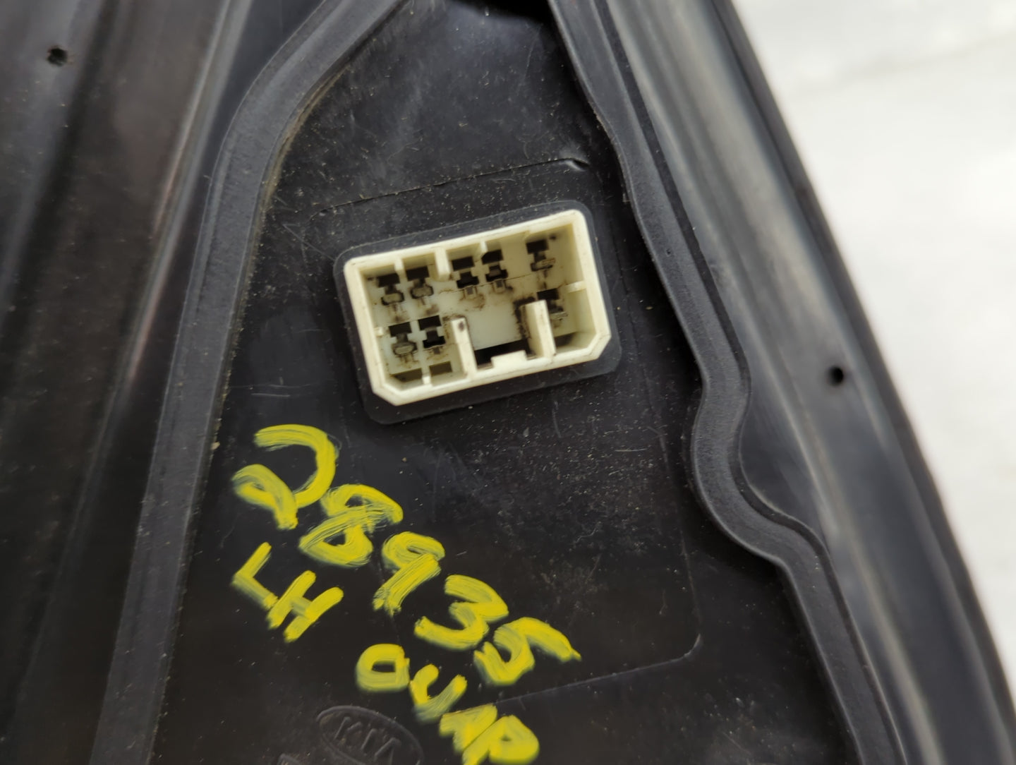 2003-2009 Kia Sorento Driver Side View Mirror - Left Door Mirror OEM Used - Oemusedautoparts1.com
