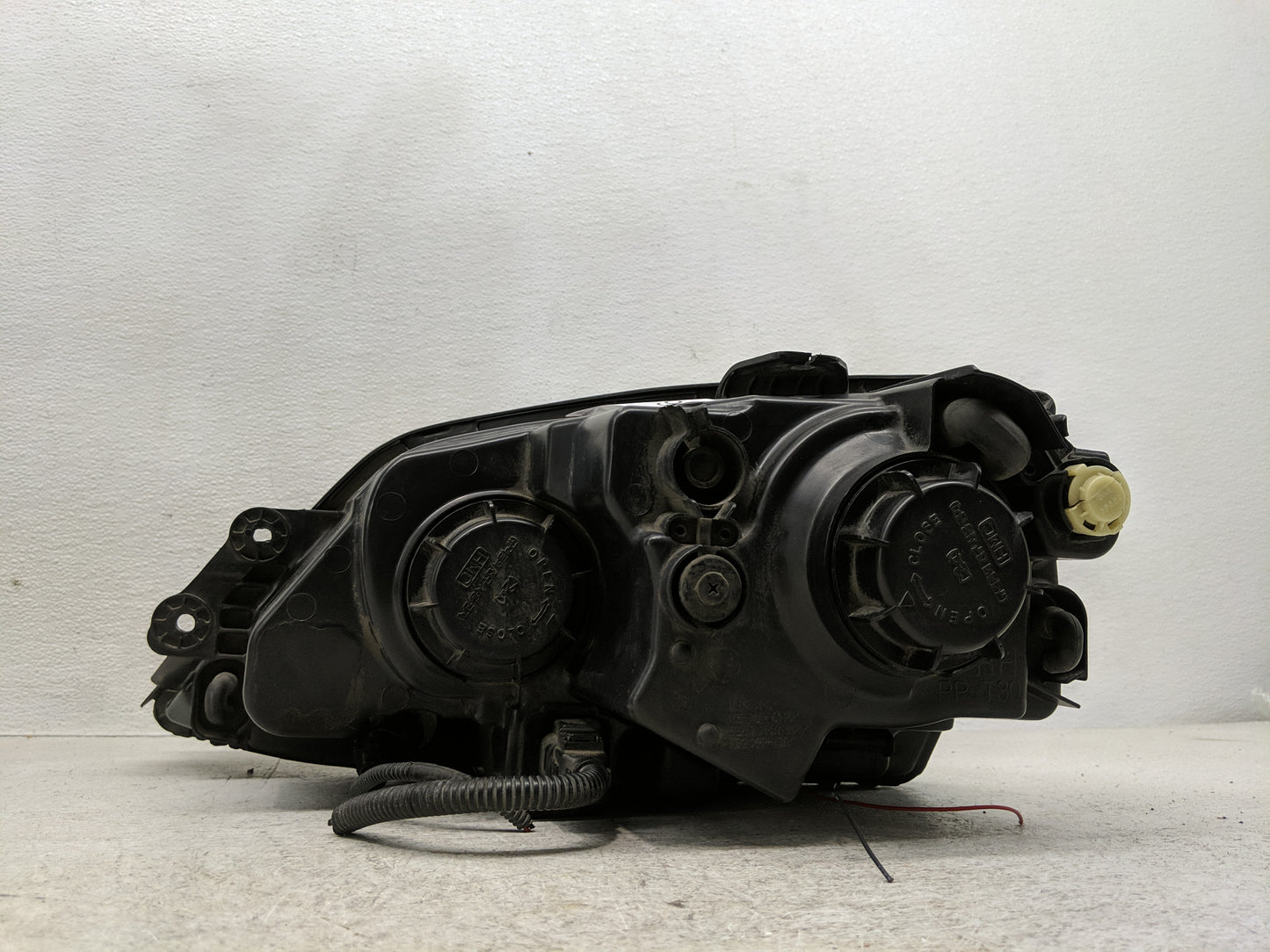 2003-2004 Kia Sorento Passenger Right Oem Head Light Headlight Lamp - Oemusedautoparts1.com