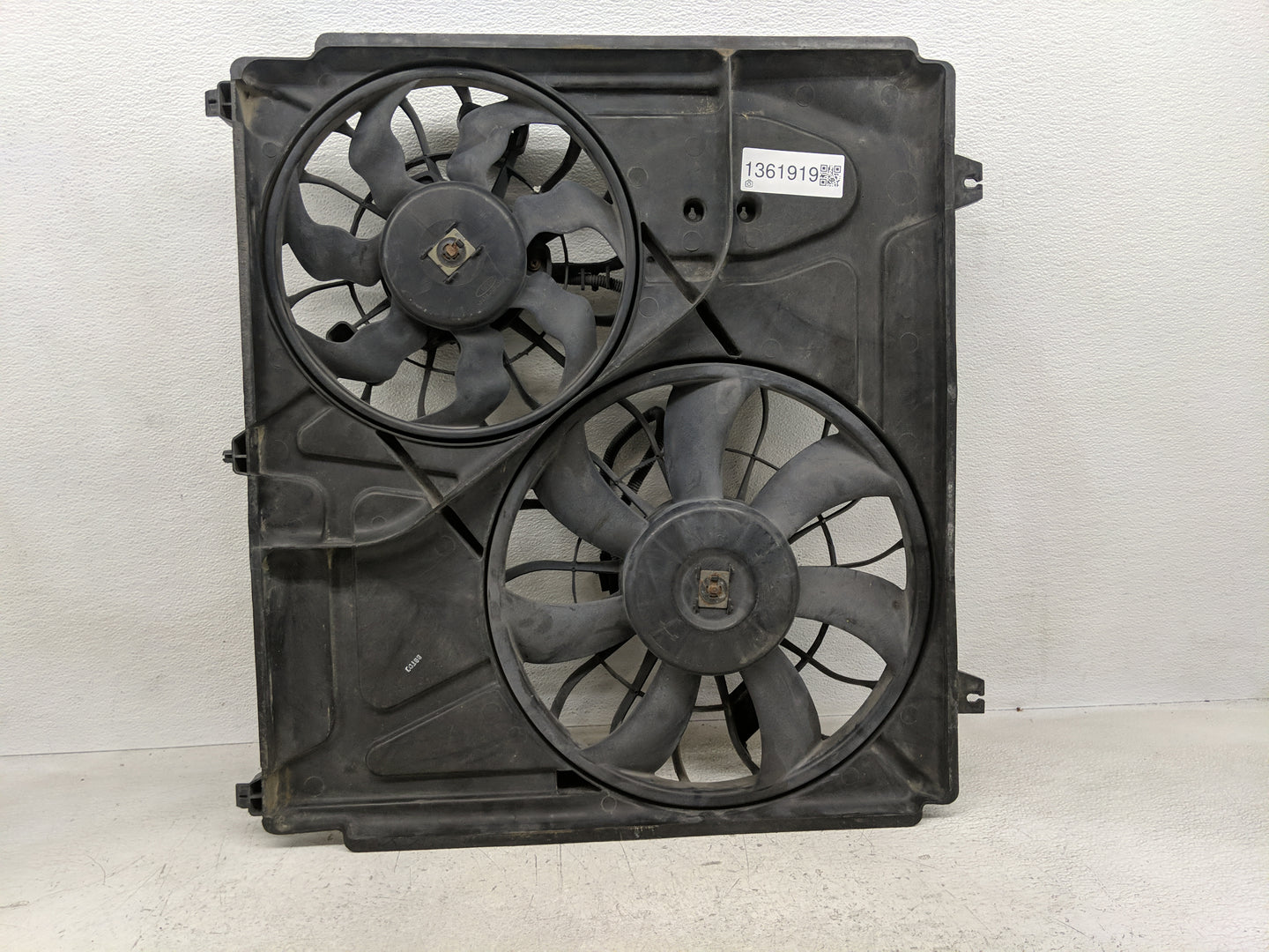 2003-2006 Kia Sorento Electric Radiator Cooling Fan Motor Assembly P/N:253803E600 Fits Fits 2003 2004 2005 2006 OEM Used Aut