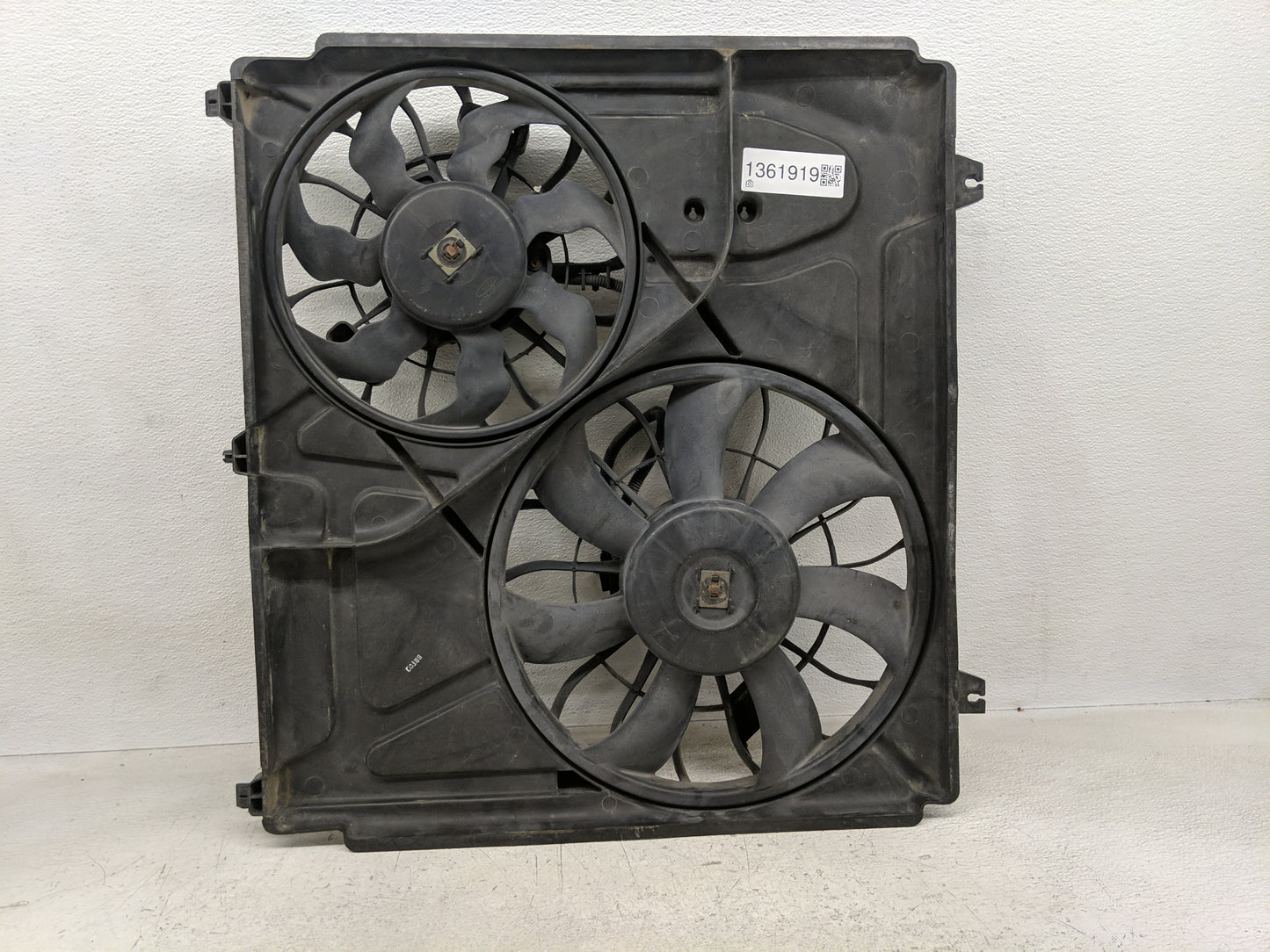 2003-2006 Kia Sorento Electric Radiator Cooling Fan Motor Assembly P/N:253803E600 Fits Fits 2003 2004 2005 2006 OEM Used Aut