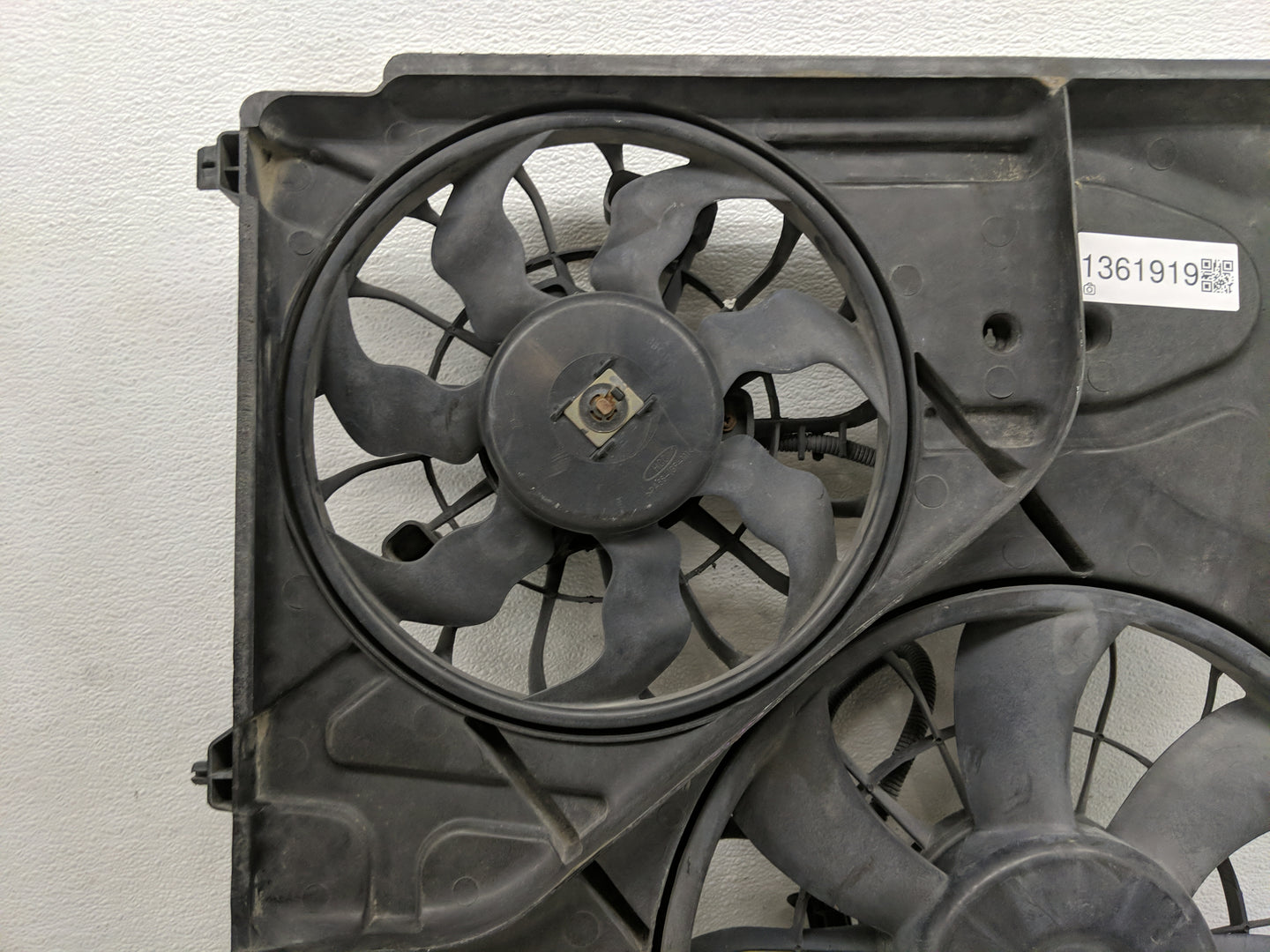 2003-2006 Kia Sorento Electric Radiator Cooling Fan Motor Assembly P/N:253803E600 Fits Fits 2003 2004 2005 2006 OEM Used Aut