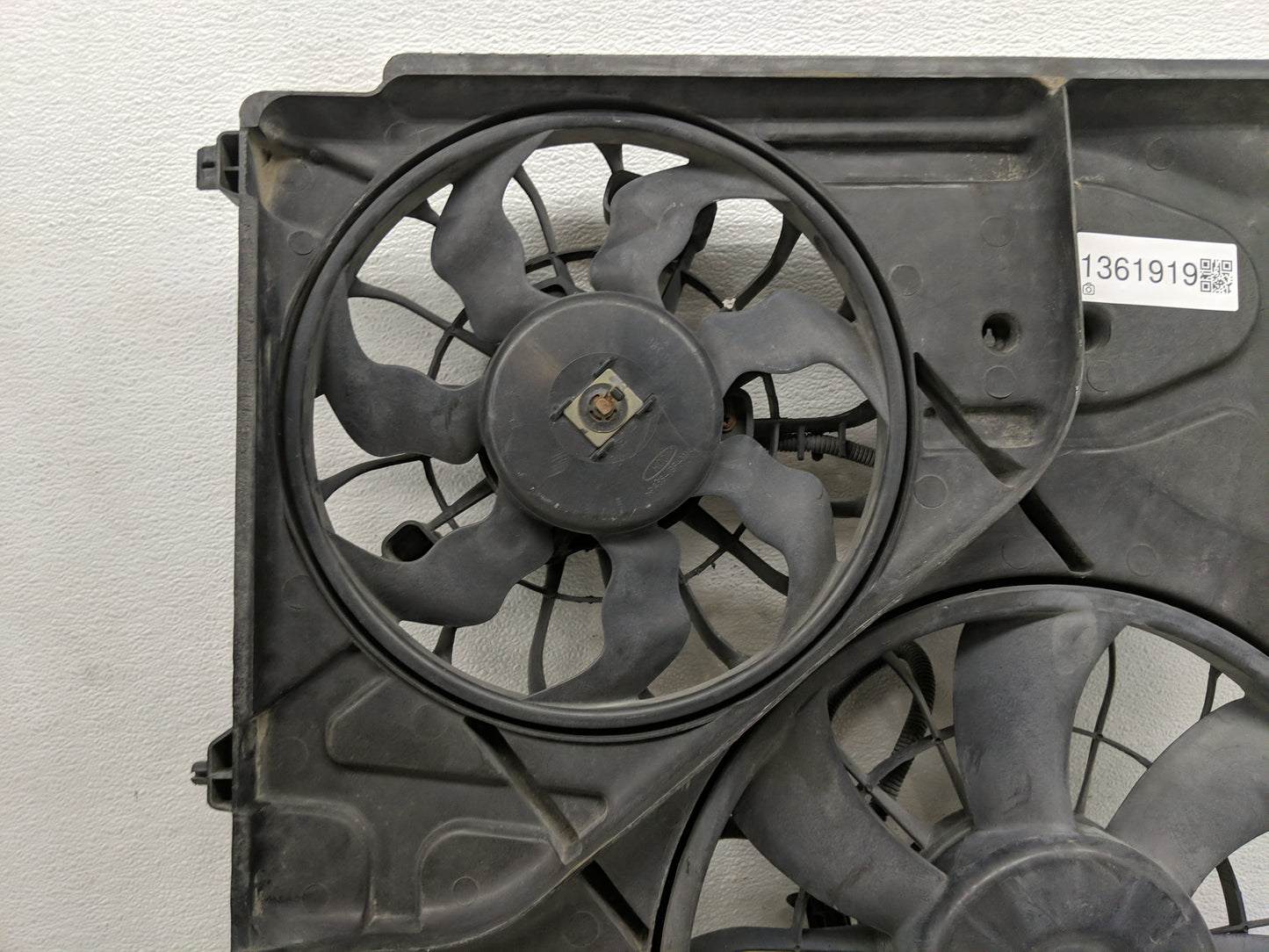 2003-2006 Kia Sorento Electric Radiator Cooling Fan Motor Assembly P/N:253803E600 Fits Fits 2003 2004 2005 2006 OEM Used Aut