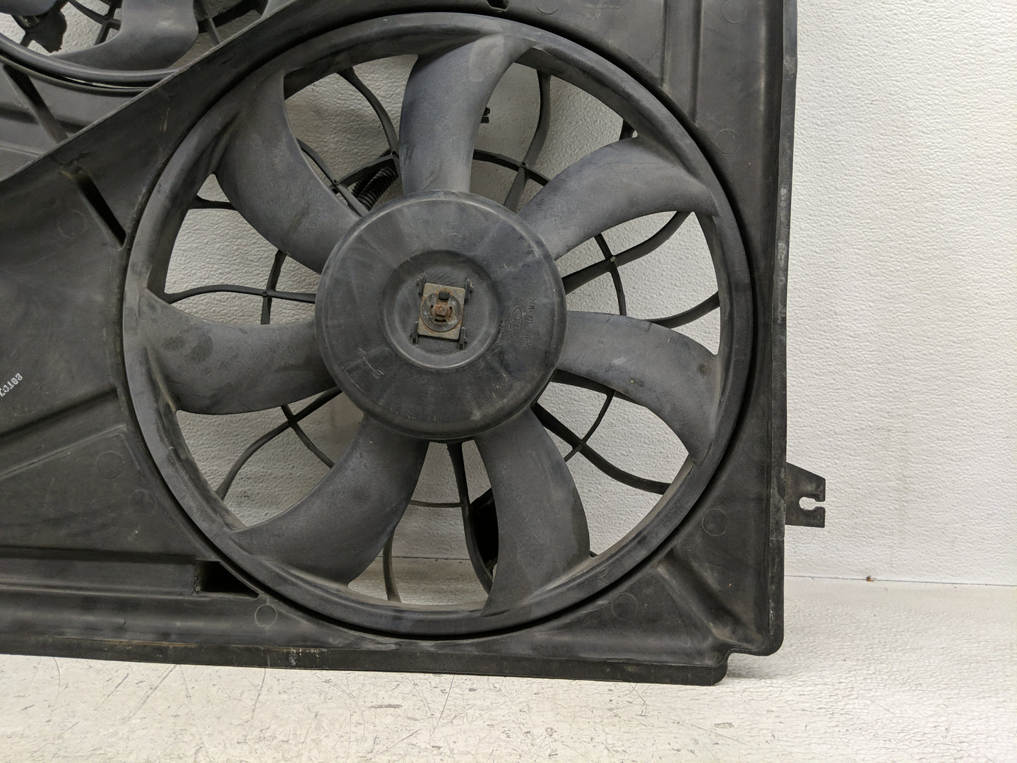 2003-2006 Kia Sorento Electric Radiator Cooling Fan Motor Assembly P/N:253803E600 Fits Fits 2003 2004 2005 2006 OEM Used Aut