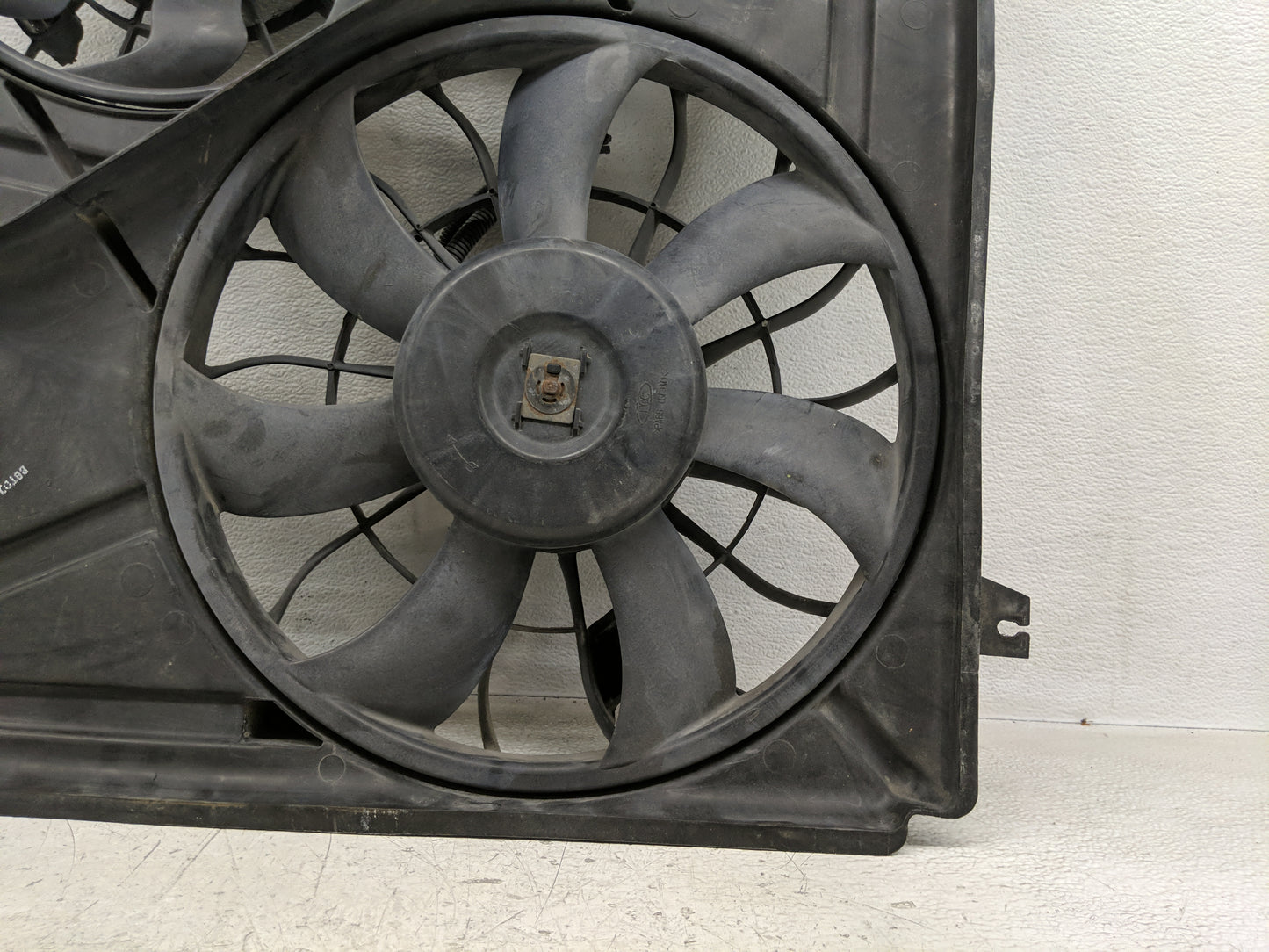 2003-2006 Kia Sorento Electric Radiator Cooling Fan Motor Assembly P/N:253803E600 Fits Fits 2003 2004 2005 2006 OEM Used Aut