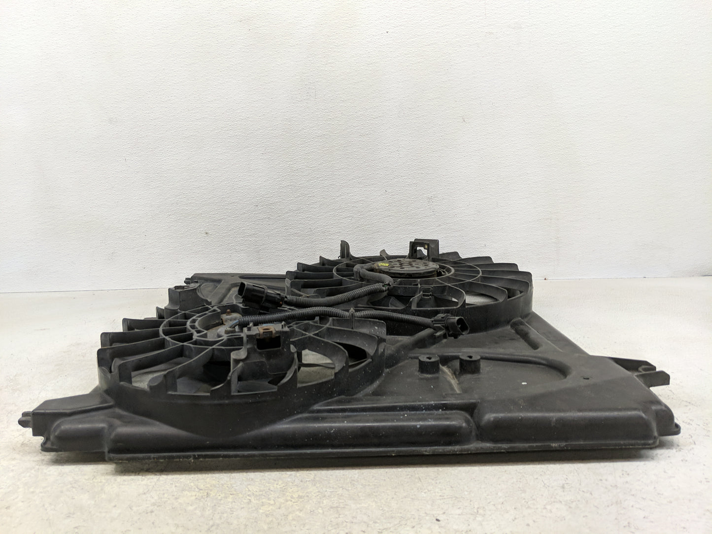 2003-2006 Kia Sorento Electric Radiator Cooling Fan Motor Assembly P/N:253803E600 Fits Fits 2003 2004 2005 2006 OEM Used Aut