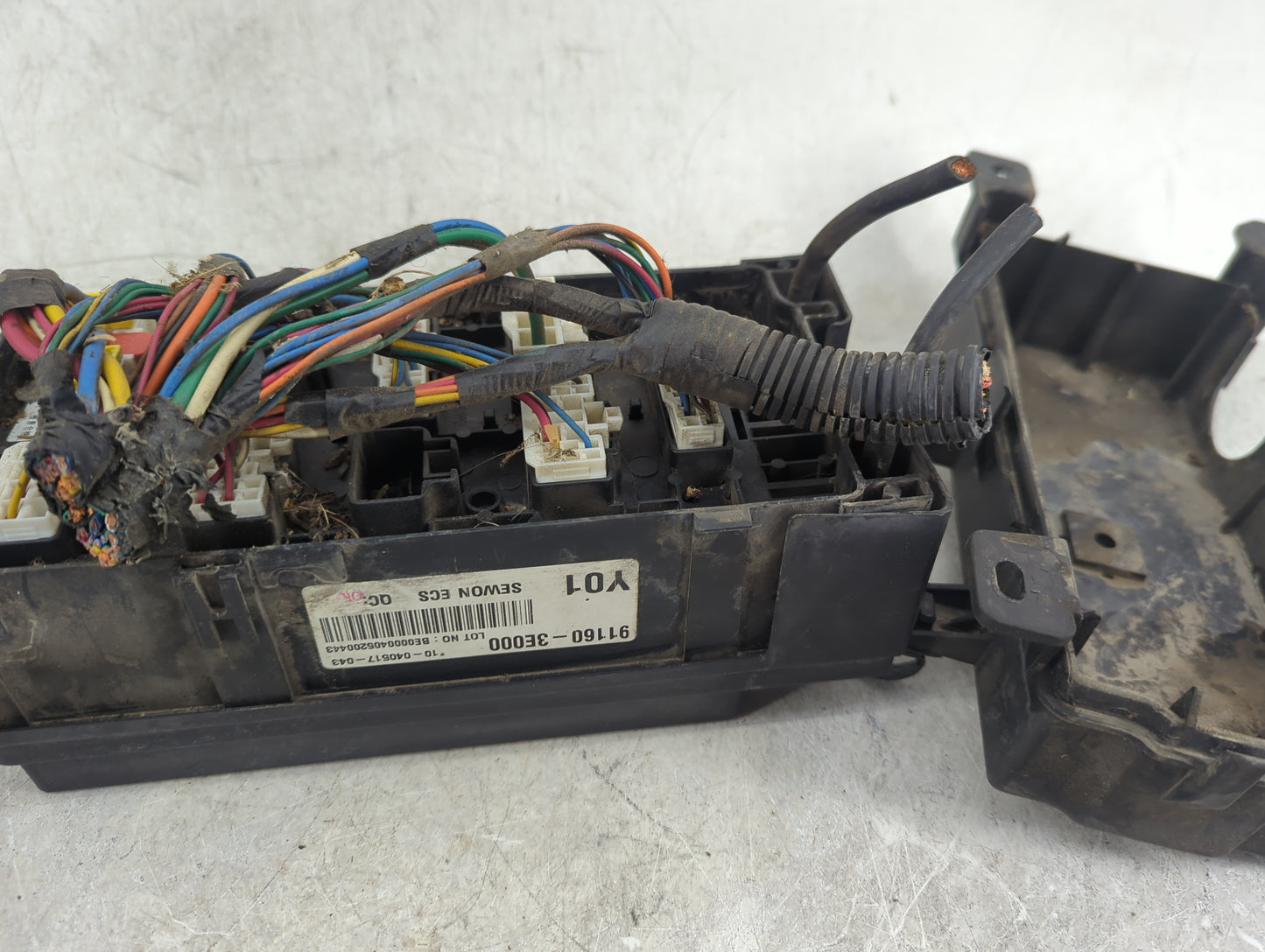 2003-2006 Kia Sorento Fusebox Fuse Box Panel Relay Module P/N:91160-3E000 Fits Fits 2003 2004 2005 2006 OEM Used Auto Parts 