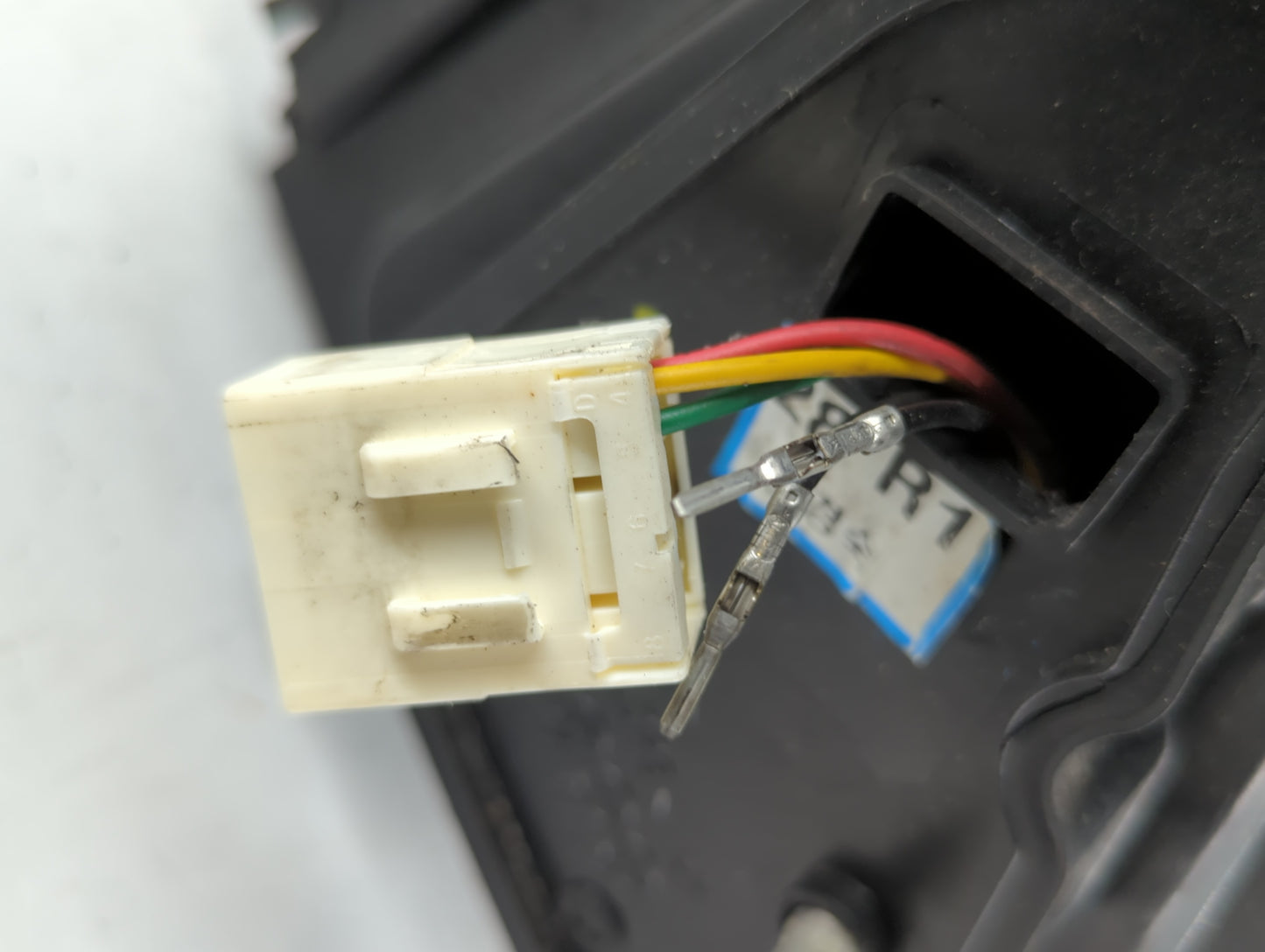 2003-2009 Kia Sorento Driver Side View Mirror - Left Door Mirror OEM Used - Oemusedautoparts1.com