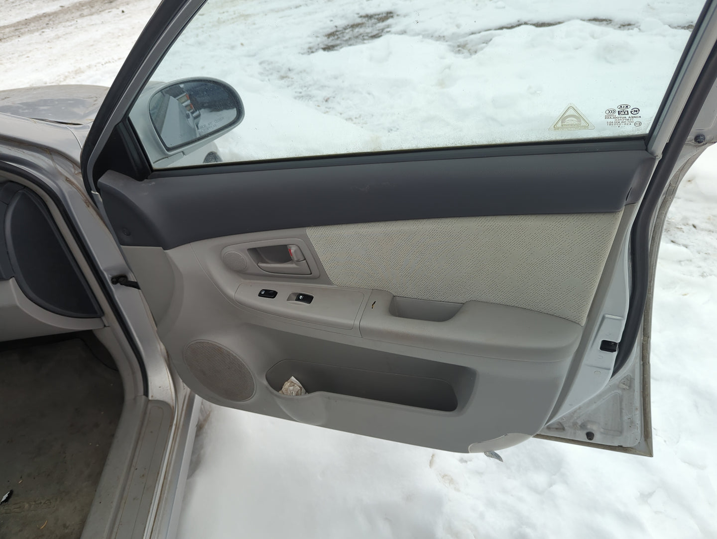 2006 Kia Spectra Front Right Passenger Interior Door Panel Trim 1355736 - Oemusedautoparts1.com