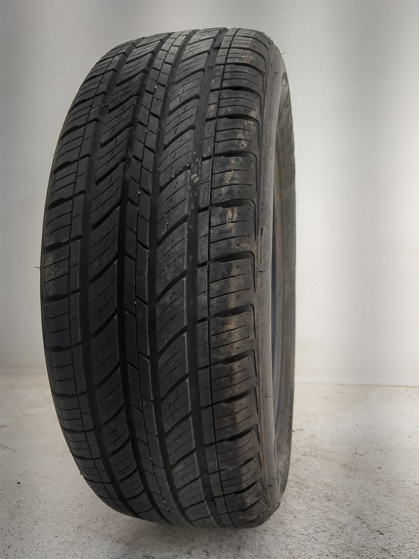 Used Tire 195/60R15 DELTA GRAND PRIX TOUR RS 88H - Tread Depth 9/32 - Oemusedautoparts1.com