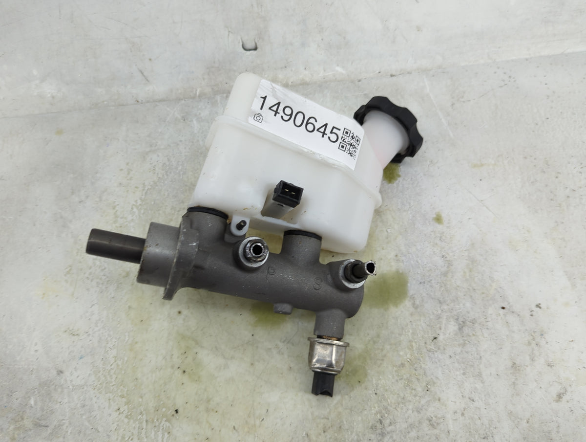 2005-2007 Kia Sportage Brake Master Cylinder 1490645 - Oemusedautoparts1.com