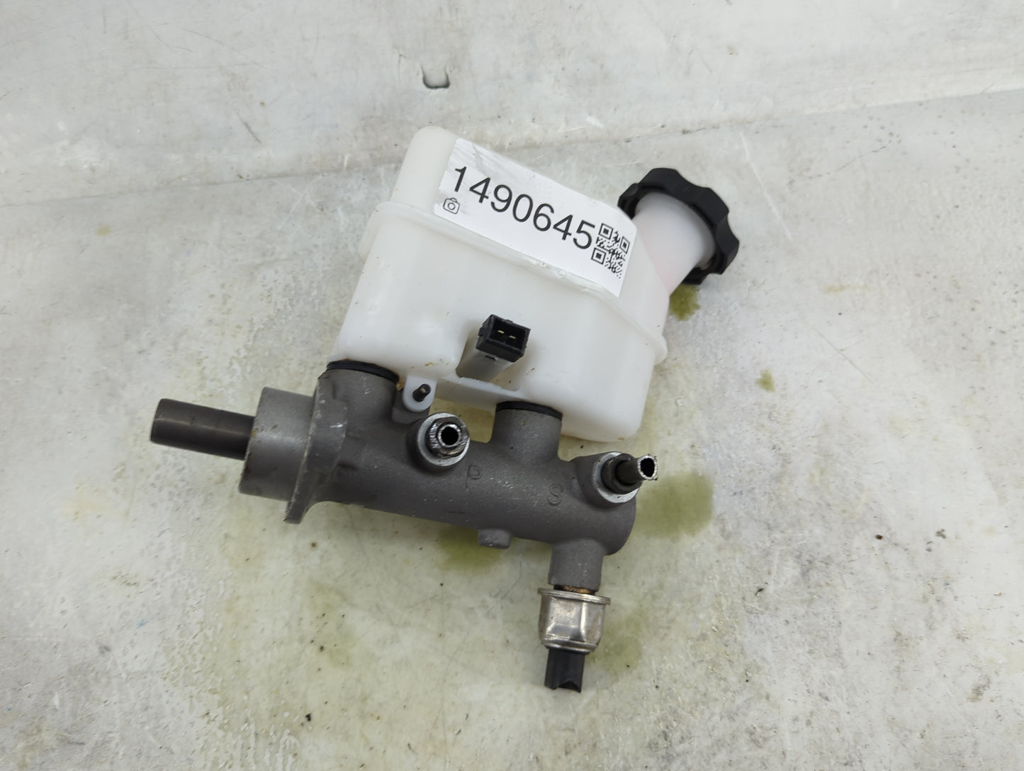 2005-2007 Kia Sportage Brake Master Cylinder 1490645 - Oemusedautoparts1.com