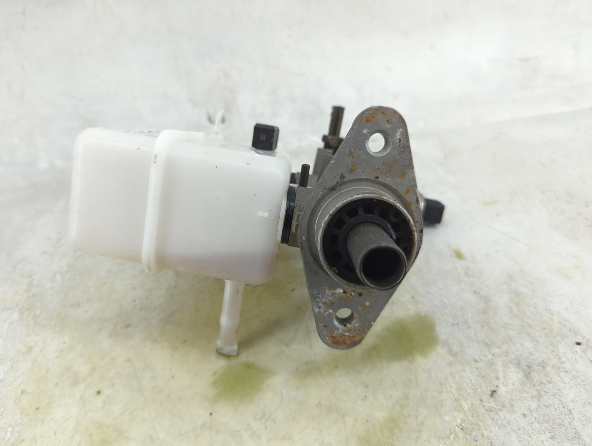 2005-2007 Kia Sportage Brake Master Cylinder 1490645 - Oemusedautoparts1.com