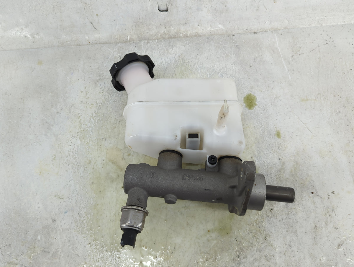 2005-2007 Kia Sportage Brake Master Cylinder 1490645 - Oemusedautoparts1.com