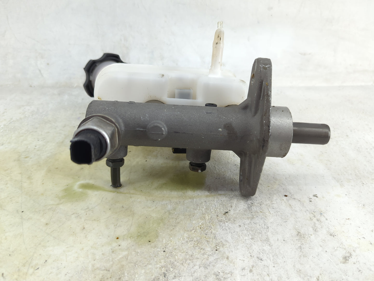 2005-2007 Kia Sportage Brake Master Cylinder 1490645 - Oemusedautoparts1.com