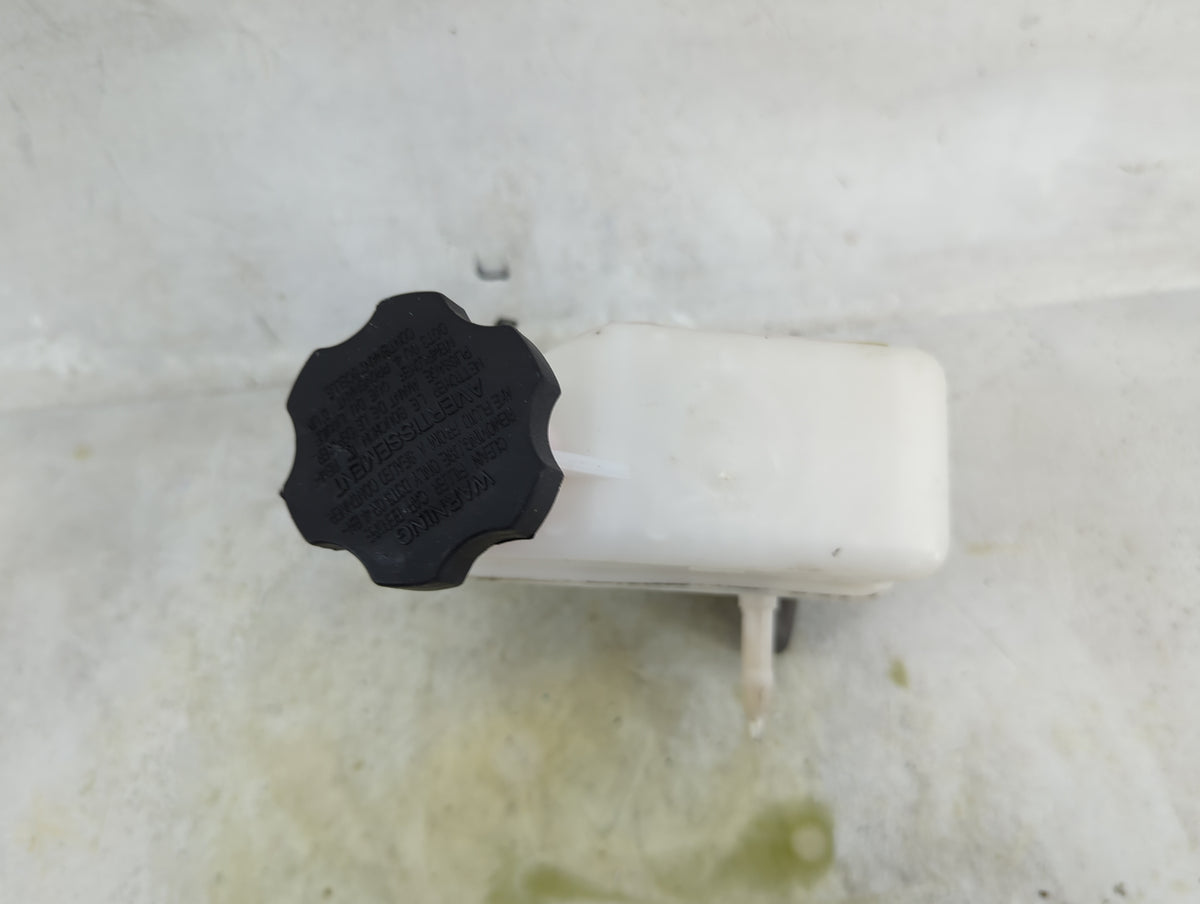 2005-2007 Kia Sportage Brake Master Cylinder 1490645 - Oemusedautoparts1.com