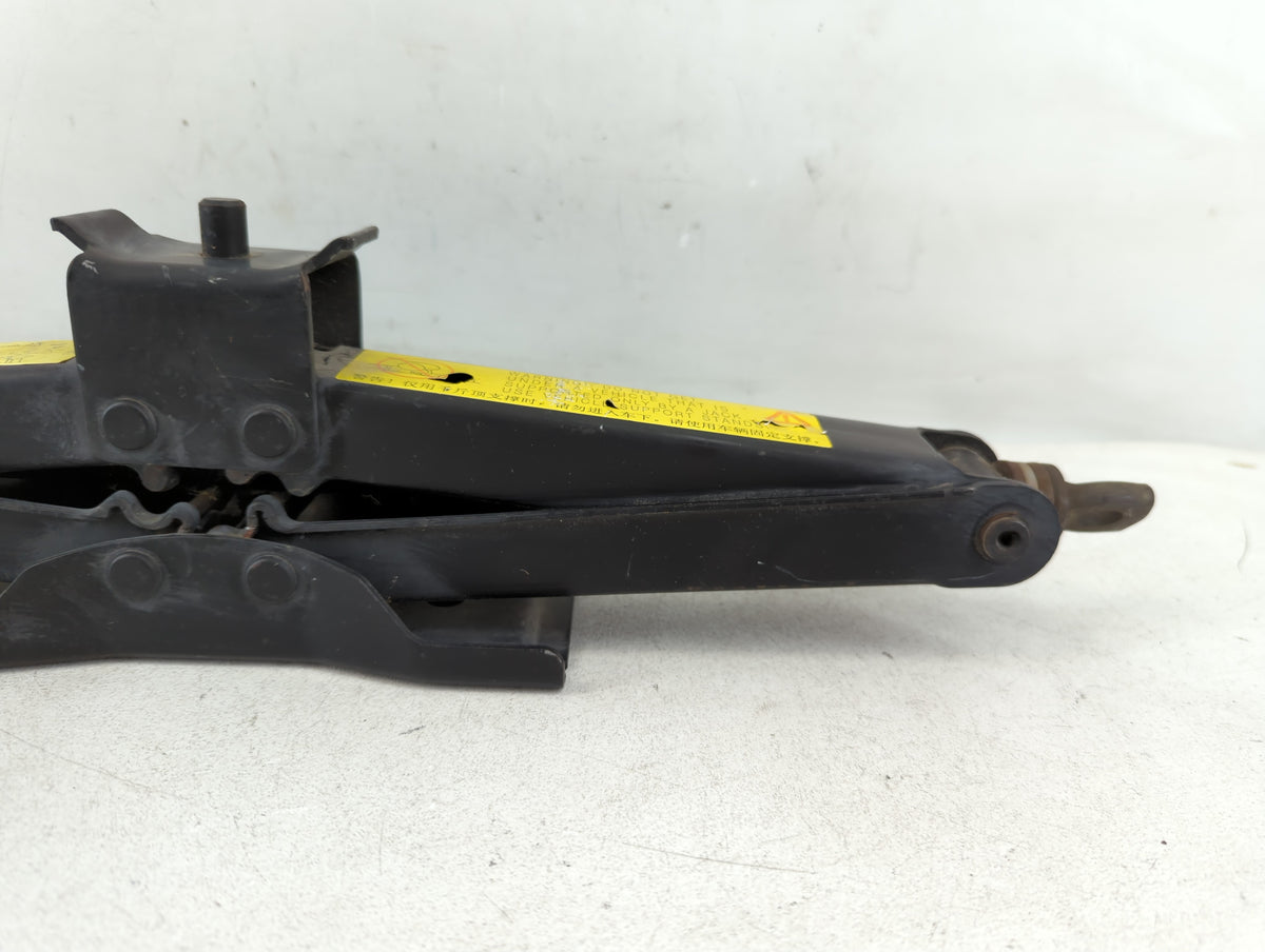 2006 Land Rover Lr3 Spare Scissor Car Jack - Oemusedautoparts1.com