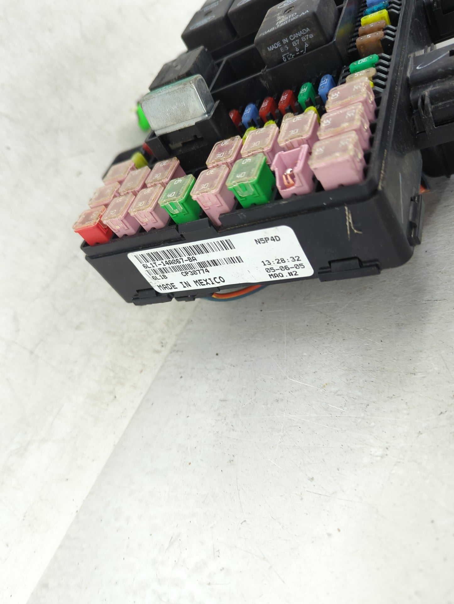 2006 Lincoln Navigator Fusebox Fuse Box Panel Relay Module P/N:6L1T-14A067-BA Fits OEM Used Auto Parts - Oemusedautoparts1.c