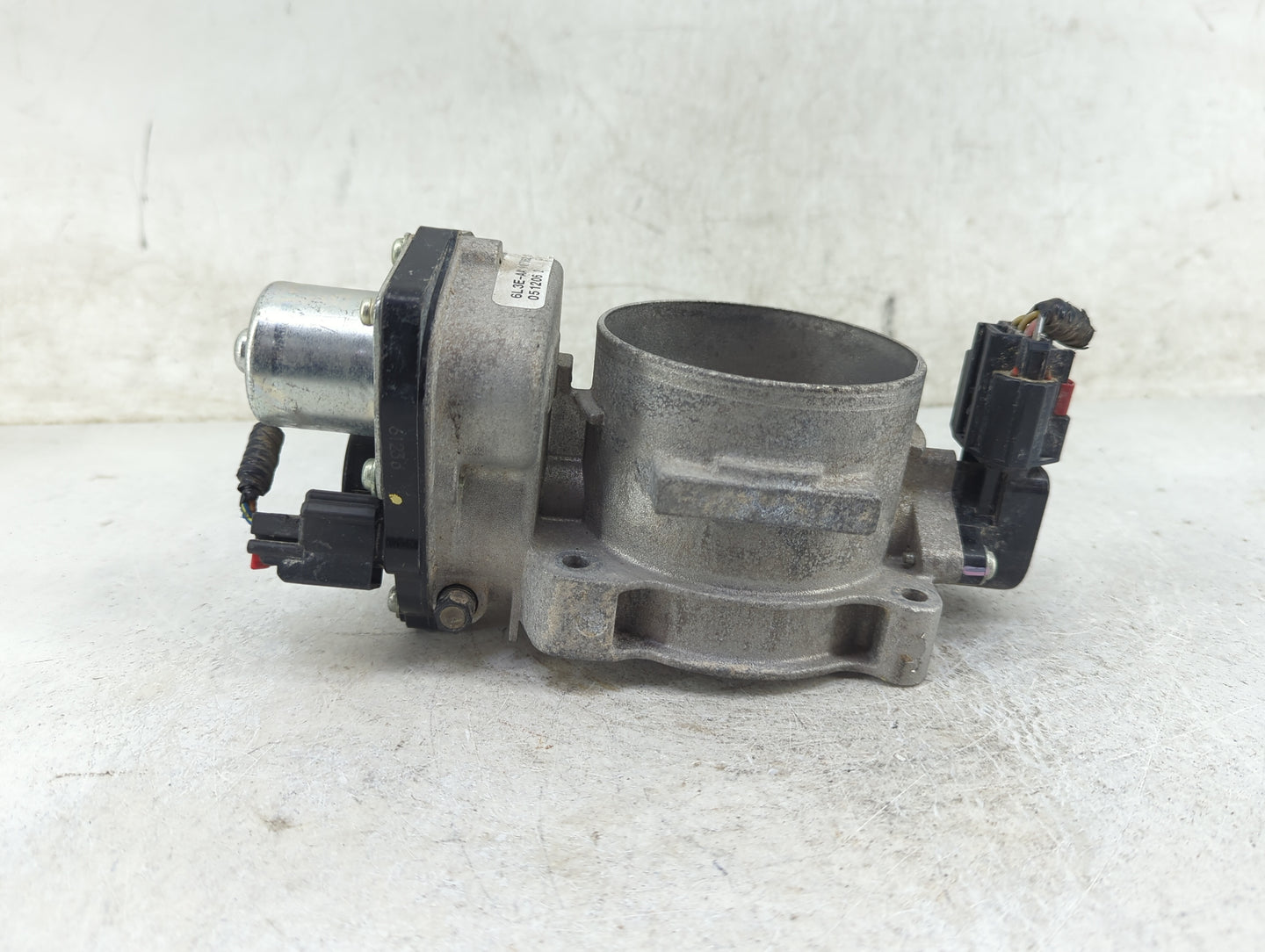 2006 Lincoln Navigator Throttle Body P/N:6L3E-AA 1173862 Fits OEM Used Auto Parts - Oemusedautoparts1.com