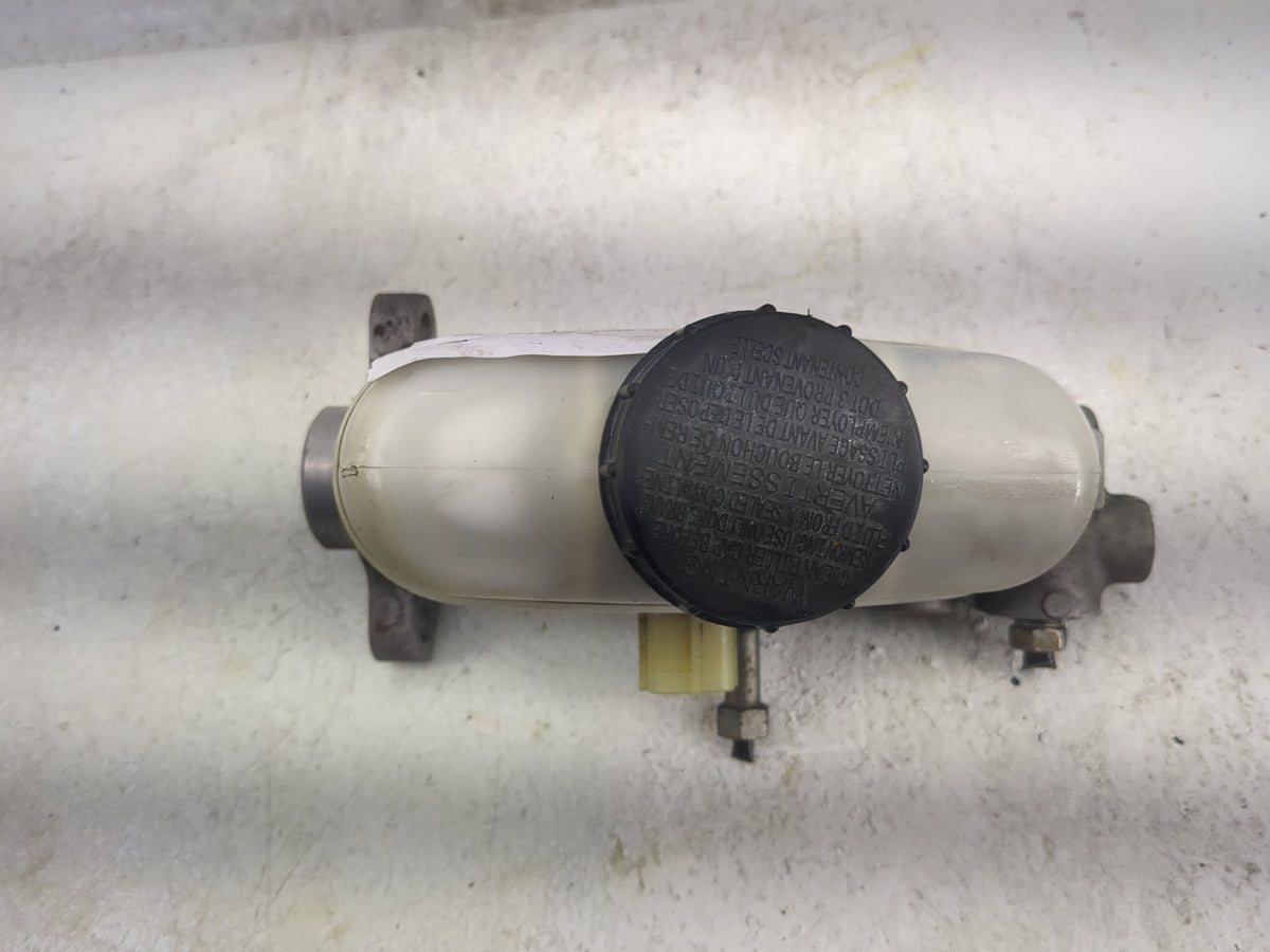 2001-2011 Lincoln Town Car Brake Master Cylinder 1497868 - Oemusedautoparts1.com