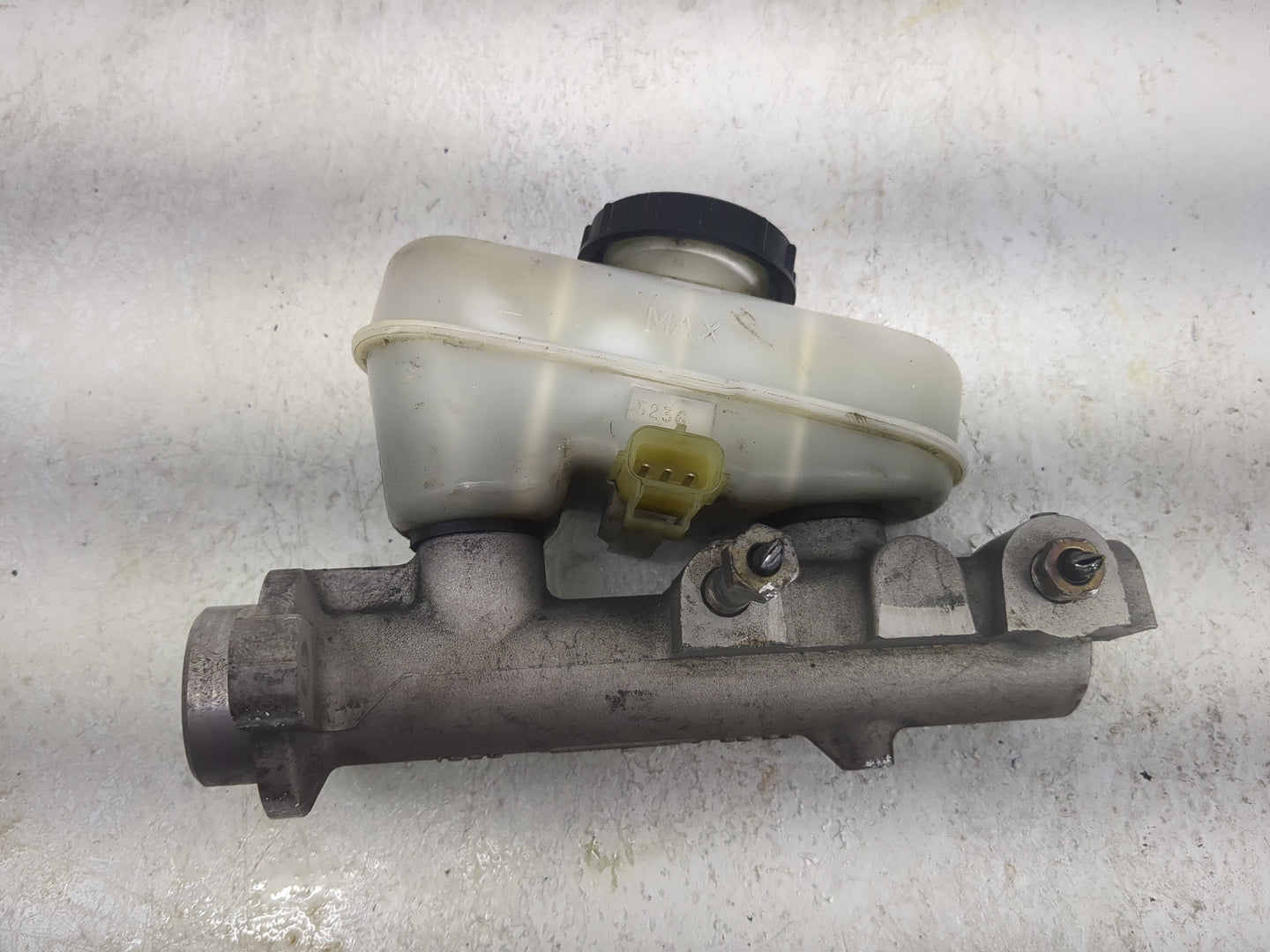 2001-2011 Lincoln Town Car Brake Master Cylinder 1497868 - Oemusedautoparts1.com