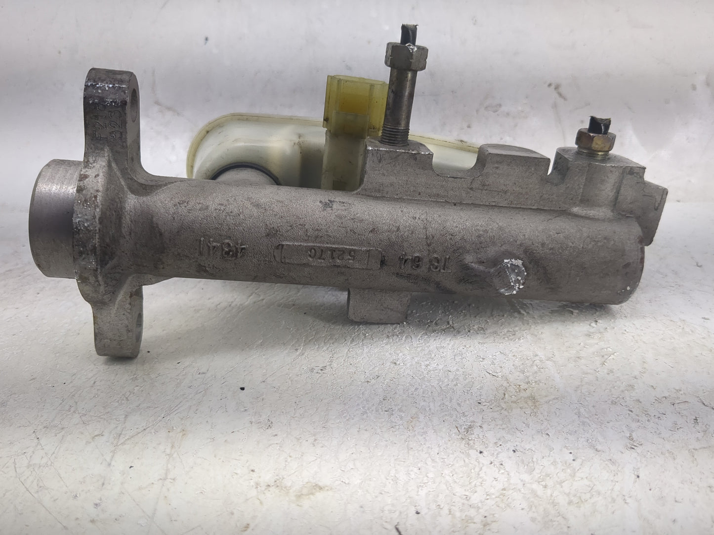 2001-2011 Lincoln Town Car Brake Master Cylinder 1497868 - Oemusedautoparts1.com