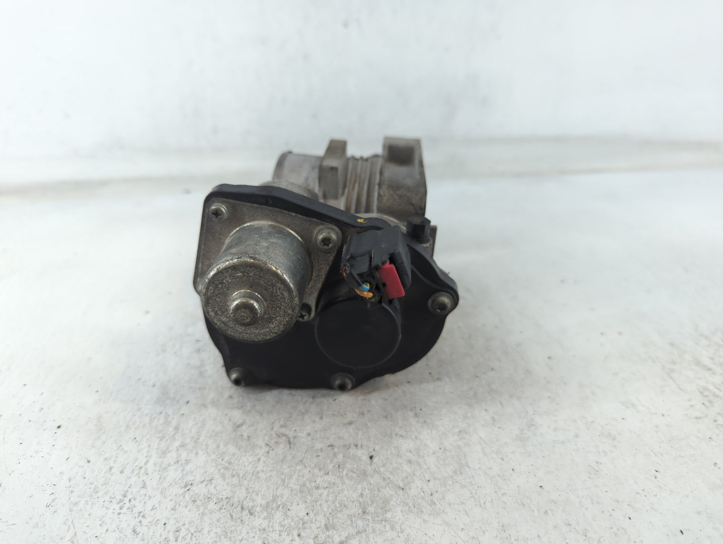 2005-2011 Lincoln Town Car Throttle Body P/N:081105 3 3L5E-AE Fits OEM Used Auto Parts - Oemusedautoparts1.com