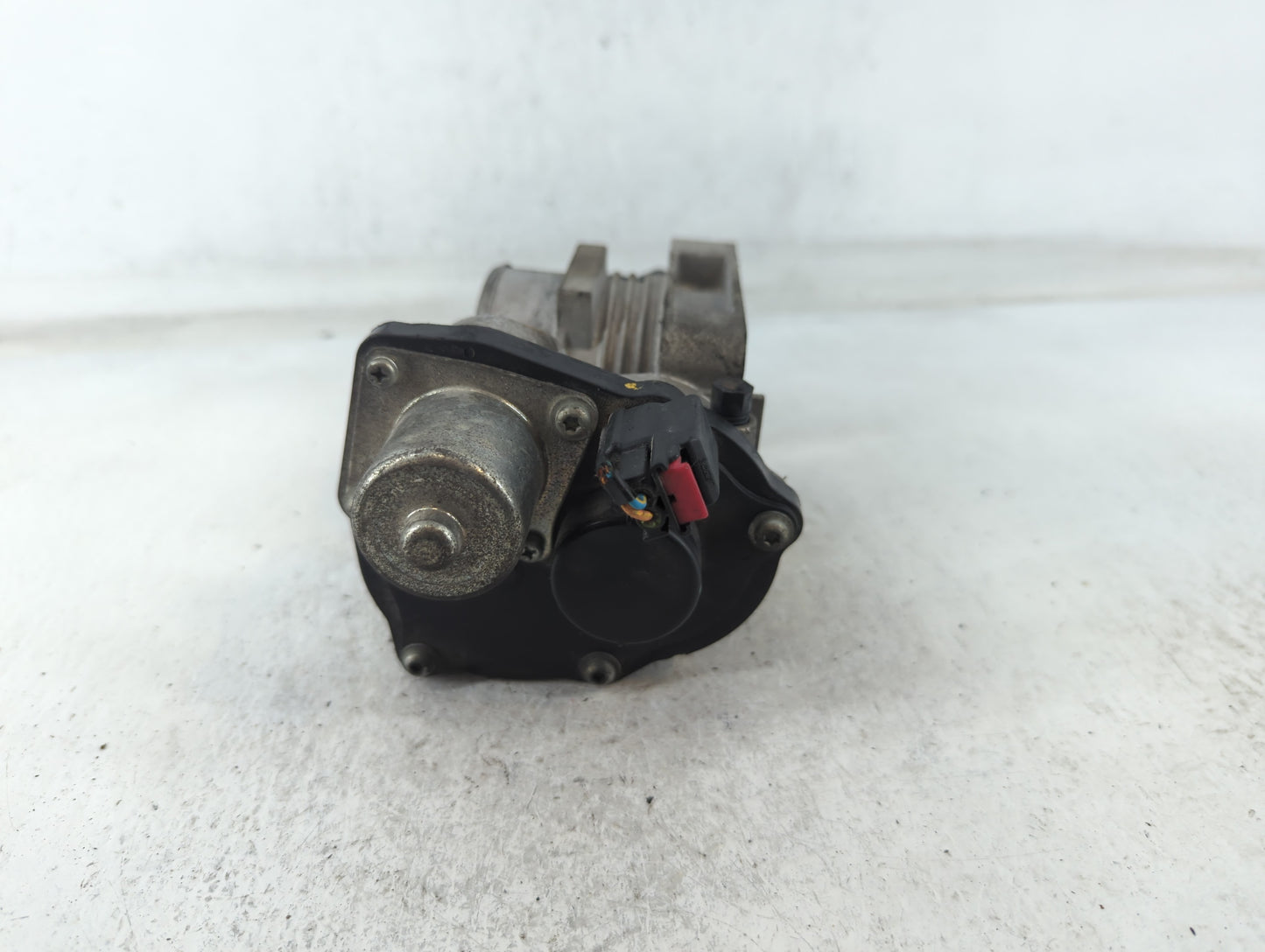 2005-2011 Lincoln Town Car Throttle Body P/N:081105 3 3L5E-AE Fits OEM Used Auto Parts - Oemusedautoparts1.com