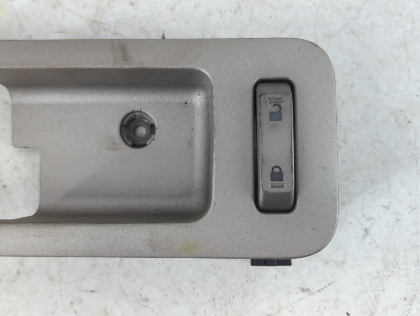 2006 Lincoln Zephyr Inner Door Handle Bezel - Oemusedautoparts1.com