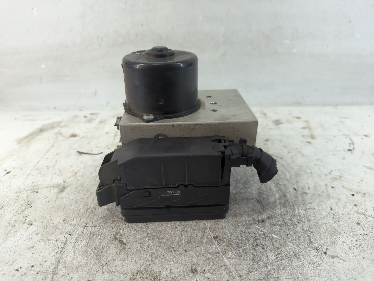 2006 Mercedes-Benz Clk500 ABS Pump Control Module Replacement P/N:A 006 431 04 12 Fits Fits 2007 2008 2009 OEM Used Auto Par