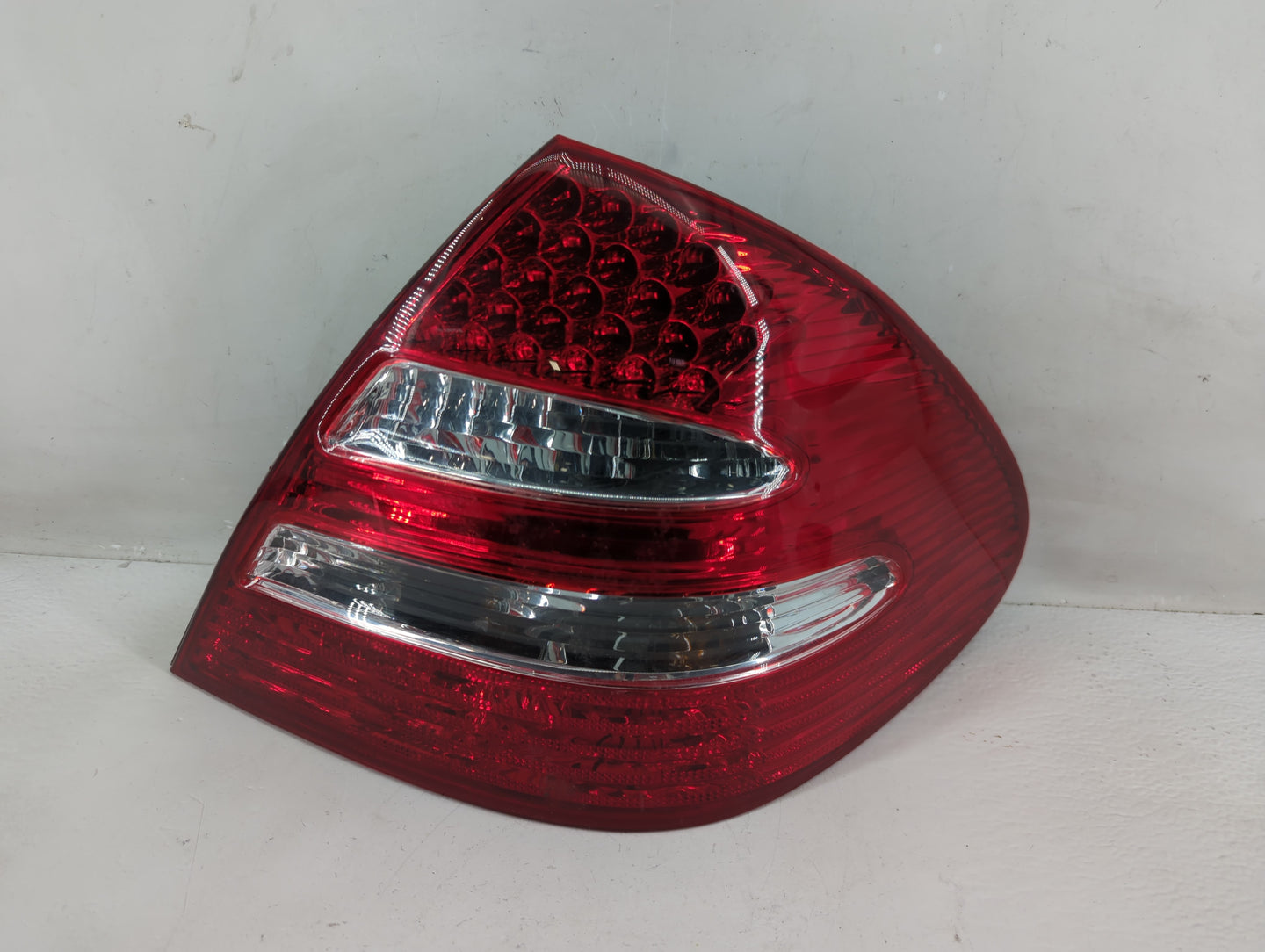 2006 Mercedes-Benz E350 Tail Light Assembly Passenger Right OEM P/N:BZ120-U200R A21182003G4 Fits OEM Used Auto Parts - Oemus