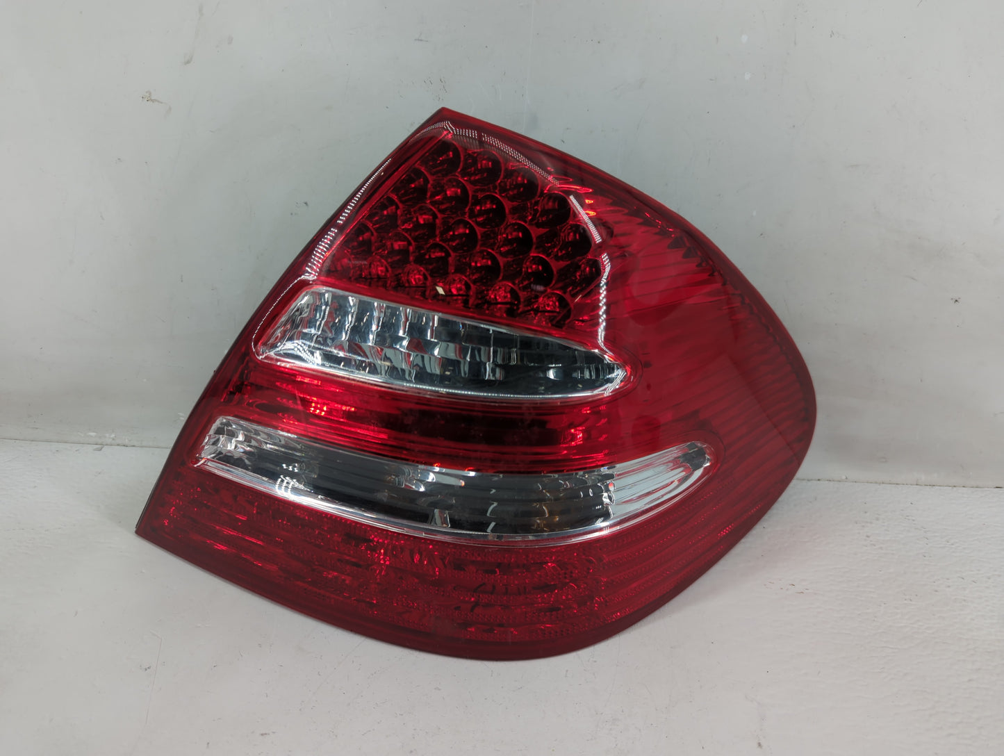 2006 Mercedes-Benz E350 Tail Light Assembly Passenger Right OEM P/N:BZ120-U200R A21182003G4 Fits OEM Used Auto Parts - Oemus