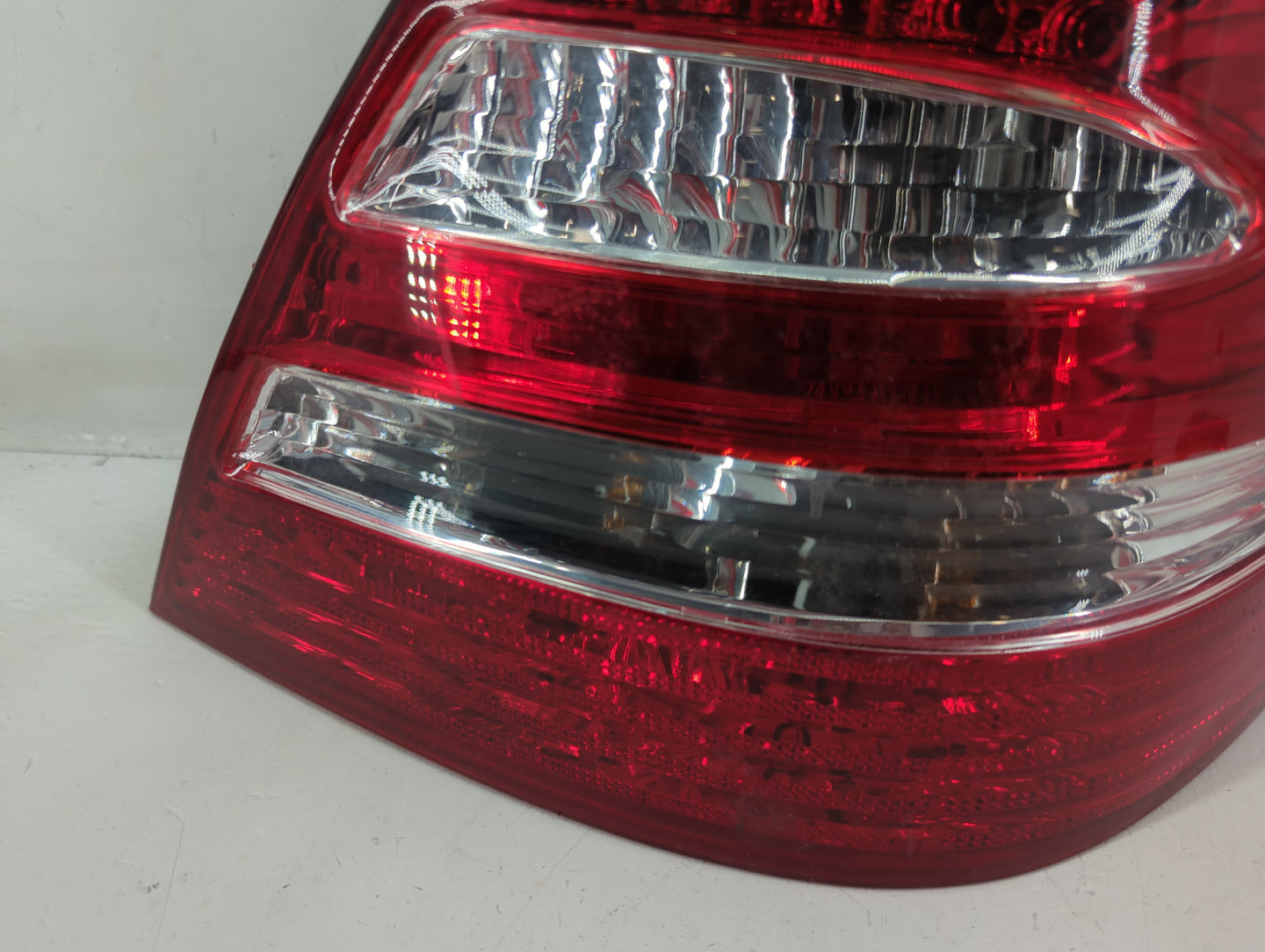 2006 Mercedes-Benz E350 Tail Light Assembly Passenger Right OEM P/N:BZ120-U200R A21182003G4 Fits OEM Used Auto Parts - Oemus