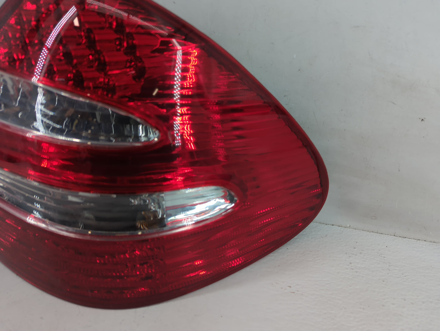 2006 Mercedes-Benz E350 Tail Light Assembly Passenger Right OEM P/N:BZ120-U200R A21182003G4 Fits OEM Used Auto Parts - Oemus